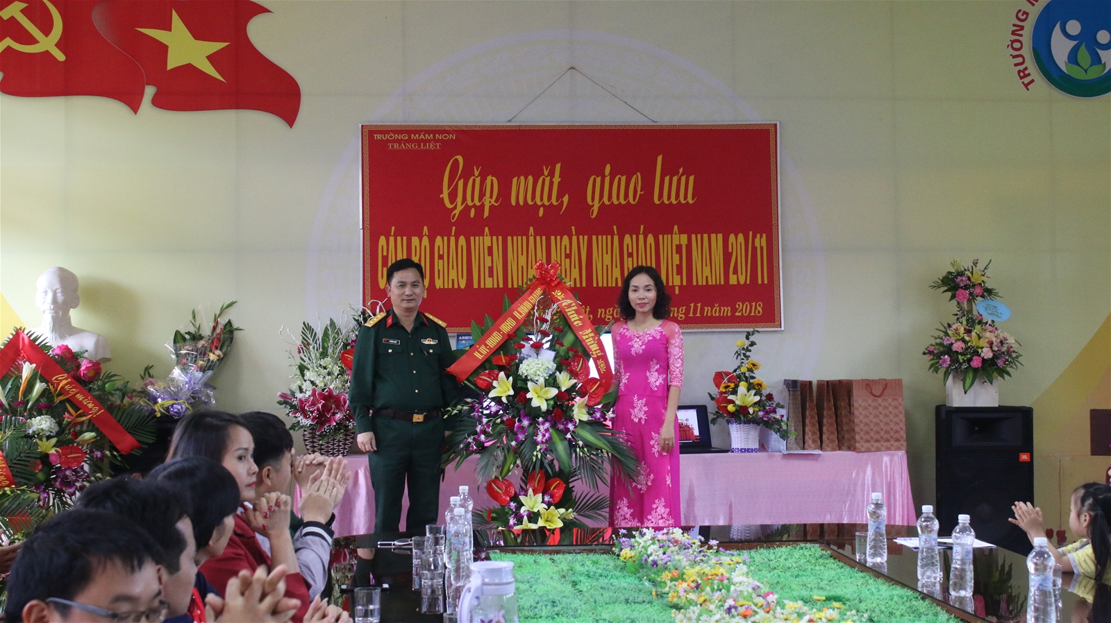 Thượng  tá Vũ Hồng Quang - Đại diện HU-HĐND-UBND Huyện Bình Giang tặng hoa chúc mừng