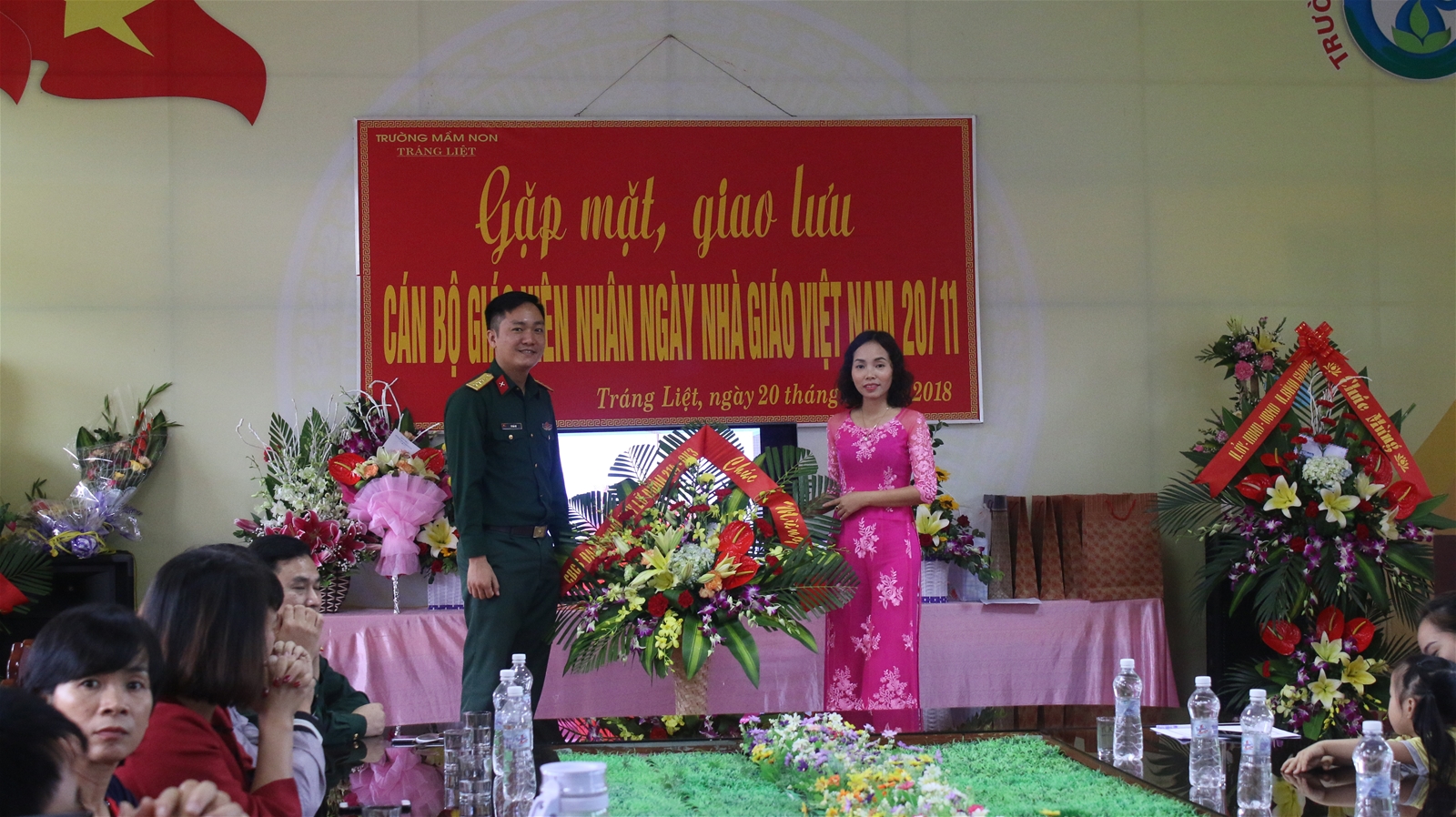 Đại úy Vũ Từ Hải - đại diện đại đội chỉ huy Lữ đoàn 214 tặng hoa chúc mừng